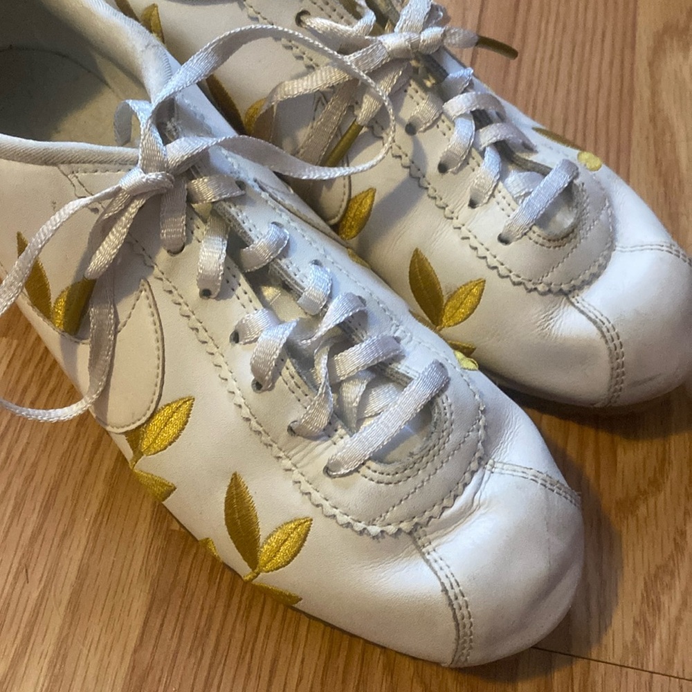 Size.8 Nike Cortez embroidered gold leaf shoes